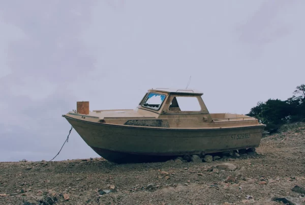 Image of a rusty boat on a beach